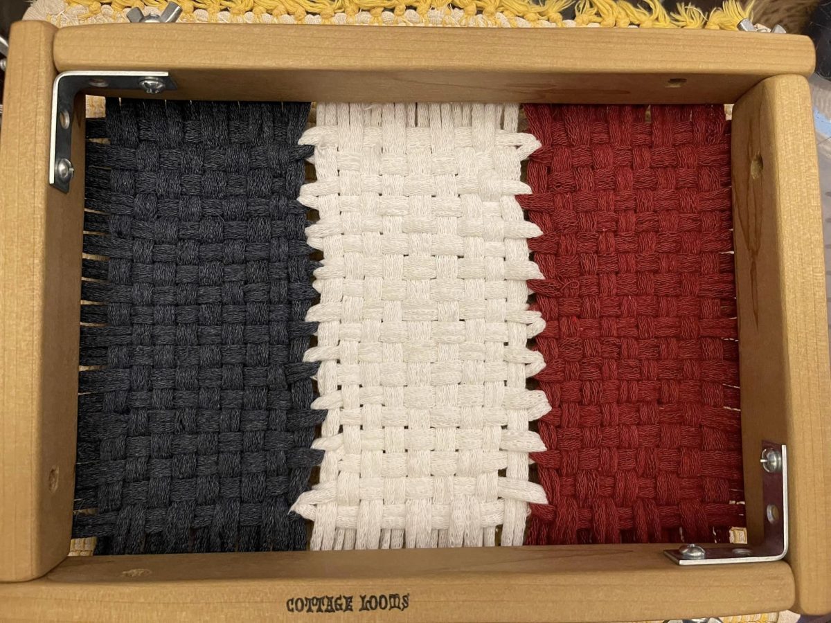 Clasp Weave: Tri-Color Flags – Piglet's Potholder Patterns